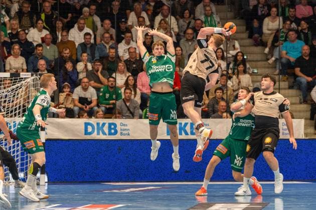 Victor Kloeve Frisch Auf Goeppingen, 07 and Johannes Wasielewski Bergischer HC, 77 , Frisch Auf Goeppingen vs Bergischer HC, Handball, Bundesliga, 09 Matchday, Season 2025 2026, 17 10 2025, Frisch Auf Goeppingen vs Bergischer HC, Handball, Bundesliga, 09 Matchday, Season 2025 2026, 17 10 2025 Goeppingen Copyright: xEibner-Pressefoto MaxxVogelx EP_MVL