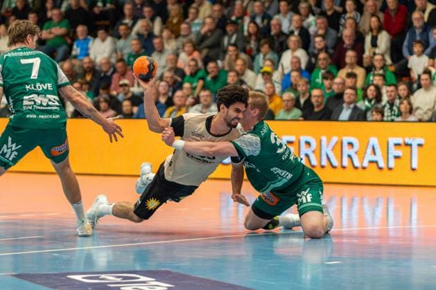 Eloy Morante Maldonado Bergischer HC, 33 and Ymir Gislason Frisch Auf Goeppingen, 33 , Frisch Auf Goeppingen vs Bergischer HC, Handball, Bundesliga, 09 Matchday, Season 2025 2026, 17 10 2025, Frisch Auf Goeppingen vs Bergischer HC, Handball, Bundesliga, 09 Matchday, Season 2025 2026, 17 10 2025 Goeppingen Copyright: xEibner-Pressefoto MaxxVogelx EP_MVL