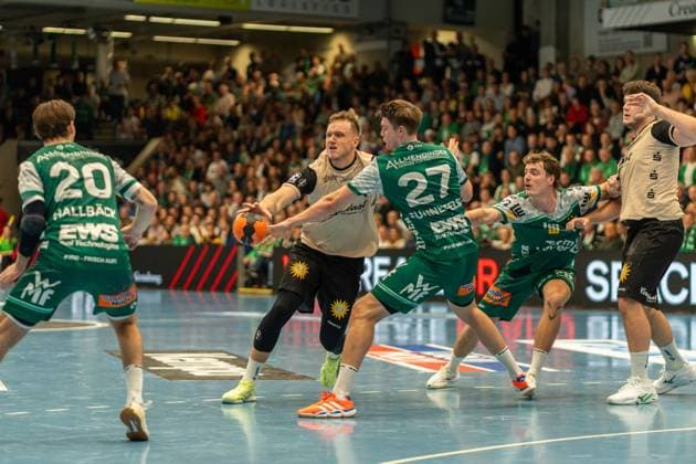 Nico Schoettle Bergischer HC, 08 and Oskar Sunnefeldt Frisch Auf Goeppingen, 27 , Frisch Auf Goeppingen vs Bergischer HC, Handball, Bundesliga, 09 Matchday, Season 2025 2026, 17 10 2025, Frisch Auf Goeppingen vs Bergischer HC, Handball, Bundesliga, 09 Matchday, Season 2025 2026, 17 10 2025 Goeppingen Copyright: xEibner-Pressefoto MaxxVogelx EP_MVL