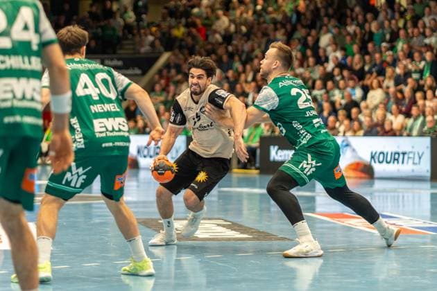 Eloy Morante Maldonado Bergischer HC, 33 and Ludvig Jurmala Frisch Auf Goeppingen, 25 , Frisch Auf Goeppingen vs Bergischer HC, Handball, Bundesliga, 09 Matchday, Season 2025 2026, 17 10 2025, Frisch Auf Goeppingen vs Bergischer HC, Handball, Bundesliga, 09 Matchday, Season 2025 2026, 17 10 2025 Goeppingen Copyright: xEibner-Pressefoto MaxxVogelx EP_MVL
