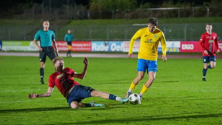 Soccer, Men, Season 2025 2026, Regionalliga Nordost, Matchday 12, FC Eilenburg vs FSV 63 Luckenwalde, Friday 17 10 2025, Ilburgstadion Eilenburg, In the picture Vincent Zaruba l Eilenburg and Sofiene Jannene r Luckenwalde Saxony Germany