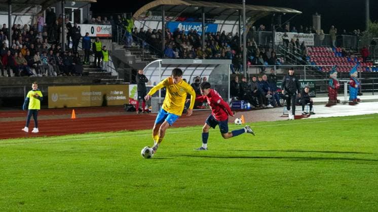 Soccer, Men, Season 2025 2026, Regionalliga Nordost, Matchday 12, FC Eilenburg vs FSV 63 Luckenwalde, Friday 17 10 2025, Ilburgstadion Eilenburg, In the picture Mike Bachmann l Luckenwalde and William Kallenbach r Eilenburg Saxony Germany