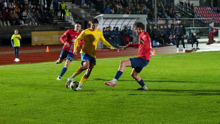 Soccer, Men, Season 2025 2026, Regionalliga Nordost, Matchday 12, FC Eilenburg vs FSV 63 Luckenwalde, Friday 17 10 2025, Ilburgstadion Eilenburg, In the picture Mike Bachmann l Luckenwalde and Aaron Henkel r Eilenburg Saxony Germany
