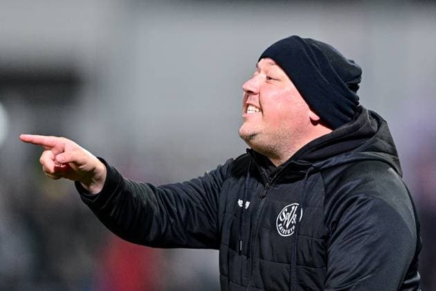 tCoach Lukas Kling Bayreuth gives instructions, gesticulates, gesticulates with arms, gives instructions, gesticulate, single image, action, action, 17 10 2025, Unterhaching Germany , Football, Regionalliga Bayern, SpVgg Unterhaching SpVgg Bayreuth xslx