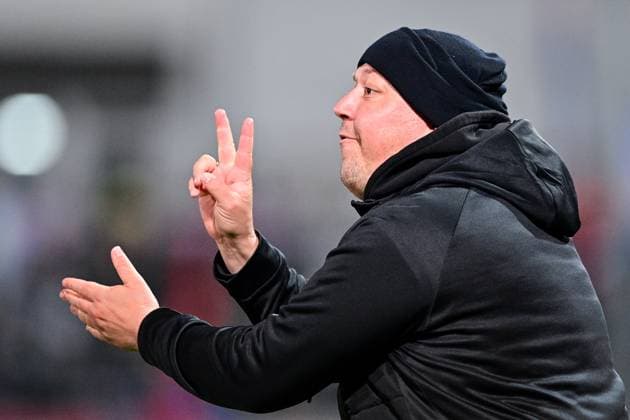 tCoach Lukas Kling Bayreuth gives instructions, gesticulates, gesticulates with arms, gives instructions, gesticulate, single image, action, action, 17 10 2025, Unterhaching Germany , Football, Regionalliga Bayern, SpVgg Unterhaching SpVgg Bayreuth xslx