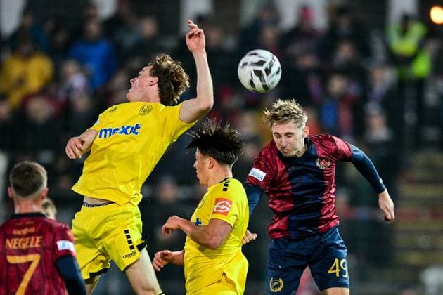 from left Julian Bell Bayreuth, 33 Patrick Scheder Bayreuth, 8 Nils Ortel Unterhaching, 49 in header duel, duel, duel, tackle, dynamics, action, 17 10 2025, Unterhaching Germany , Football, Regionalliga Bayern, SpVgg Unterhaching SpVgg Bayreuth xslx