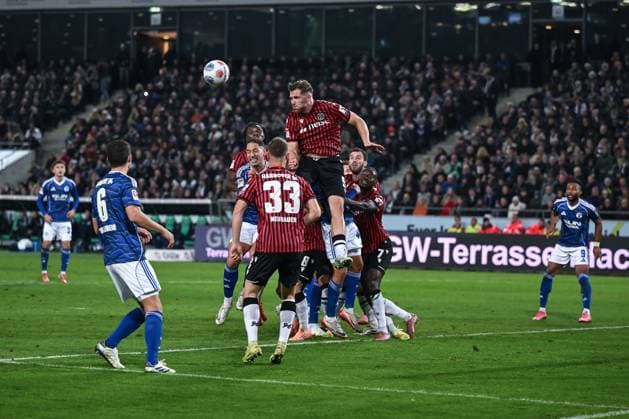 17 10 2025, Football, 2 Bundesliga, Season 2025 2026, Matchday 9, Hannover 96 FC Schalke 04, Enzo Leopold Hannover 96 clears the corner kick, xRHR PHOTO YYx Copyright: KROEGER RHR-FOTOx RHR-FOTO YY