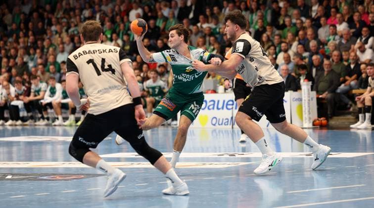 BAU 17 10 2025 Göppingen Handball Frisch Auf Göppingen vs Bergischer HC, f l Gerdas Babarskas Bergischer HC , Ludvig Hallbäck Göppingen , Aron Seesing Bergischer HC