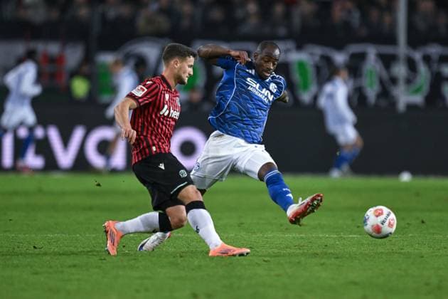 17 10 2025, Football, 2 Bundesliga, Season 2025 2026, Matchday 9, Hannover 96 FC Schalke 04, Christopher Antwi Adjei FC Schalke 04 , Enzo Leopold Hannover 96 xRHR PHOTO YYx Copyright: KROEGER RHR-FOTOx RHR-FOTO YY