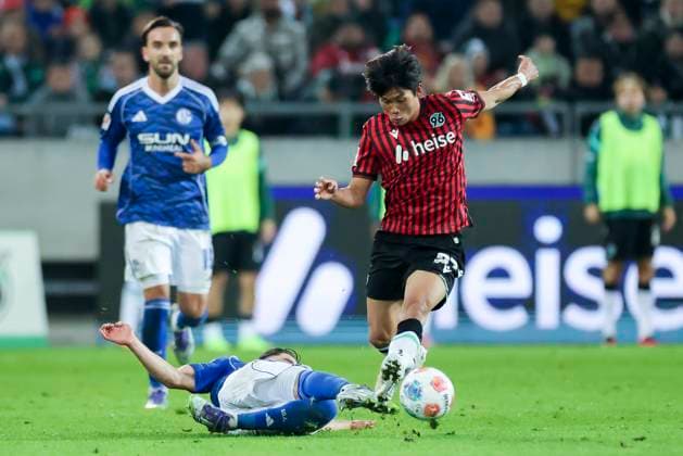 Vitalie Becker (FC Schalke 04) und Hayate Matsuda (Hannover 96) kaempfen um den Ball, 2. Bundesliga, Hannover 96 v FC Schalke 04, Heinz von Heiden Arena am 17. October 2025 in Hannover, Deutschland. (Foto von Marco Steinbrenner DeFodi Images) Vitalie Becker (FC Schalke 04) und Hayate Matsuda (Hannover 96) battle for the ball, 2. Bundesliga, Hannover 96 v FC Schalke 04, Heinz von Heiden Arena, October 17, 2025 in Hanover, Germany. (Photo by Marco Steinbrenner DeFodi Images) Vitalie Becker FC Schalke 04 and Hayate Matsuda Hannover 96 battle for the ball, 2 Bundesliga, Hannover 96 v FC Schalke 04, Heinz von Heiden Arena on October 17, 2025 in Hanover, Germany Photo by Marco Steinbrenner DeFodi Images Vitalie Becker FC Schalke 04 and Hayate Matsuda Hannover 96 battle for the ball, 2 Bundesliga, Hannover 96 v FC Schalke 04, Heinz von Heiden Arena, October 17, 2025 in Hanover, Germany Photo by Marco Steinbrenner DeFodi Images