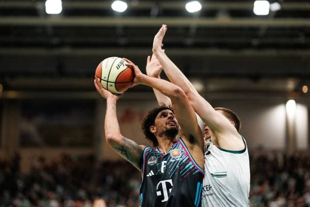 Michael Kessens Telekom Baskets Bonn in a duel with Marten Linssen Gladiators Trier , Vet Concept Gladiators Trier vs Telekom Baskets Bonn, Basketball, BBL Pokal, Round of 16, Season 2025 2026, 17 10 2025 Vet Concept Gladiators Trier vs Telekom Baskets Bonn, Basketball, BBL Pokal, Round of 16, Season 2025 2026, 17 10 2025 Copyright: xEibner-Pressefoto AlexanderxNeisx EP_ANS