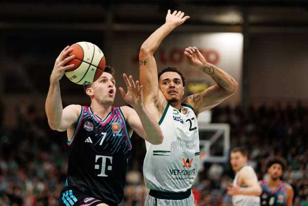 Grayson Murphy Telekom Baskets Bonn in a duel with Nolan Adekunle Gladiators Trier , Vet Concept Gladiators Trier vs Telekom Baskets Bonn, Basketball, BBL Cup, Round of 16, Season 2025 2026, 17 10 2025 Vet Concept Gladiators Trier vs Telekom Baskets Bonn, Basketball, BBL Cup, Round of 16, Season 2025 2026, 17 10 2025 Copyright: xEibner-Pressefoto AlexanderxNeisx EP_ANS