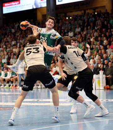 BAU 17 10 2025 Göppingen Handball Frisch Auf Göppingen vs Bergischer HC, f l Sörn Steinhaus Bergischer HC , Ludvig Hallbäck Göppingen , Gerdas Babarskas Bergischer HC