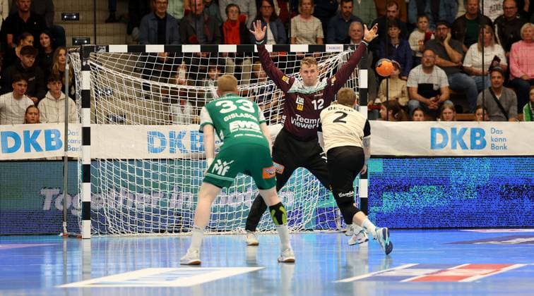 BAU 17 10 2025 Göppingen Handball Frisch Auf Göppingen vs Bergischer HC, f l Ymir Örn Gislason Göppingen , Kristian Saeveras Göppingen , Noah Beyer Bergischer HC