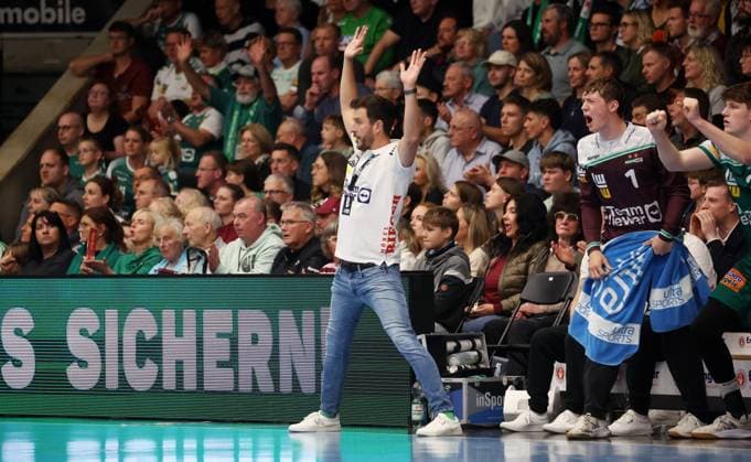 BAU 17 10 2025 Göppingen Handball Frisch Auf Göppingen vs Bergischer HC, Coach Benjamin Matschke Göppingen, front