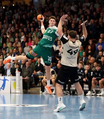 BAU 17 10 2025 Göppingen Handball Frisch Auf Göppingen vs Bergischer HC, f l Oskar Sunnefeldt Göppingen , Aron Seesing Bergischer HC