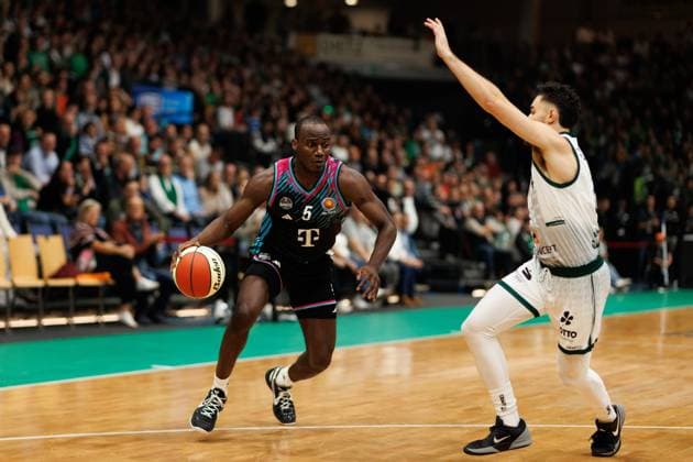 Tylan Birts Telekom Baskets Bonn in a duel with Clayton Guillozet Gladiators Trier , Vet Concept Gladiators Trier vs Telekom Baskets Bonn, Basketball, BBL Cup, Round of 16, Season 2025 2026, 17 10 2025 Vet Concept Gladiators Trier vs Telekom Baskets Bonn, Basketball, BBL Cup, Round of 16, Season 2025 2026, 17 10 2025 Copyright: xEibner-Pressefoto AlexanderxNeisx EP_ANS