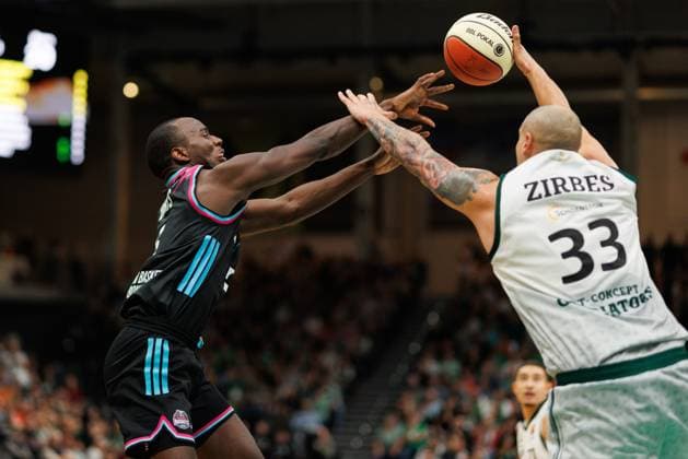 Tylan Birts Telekom Baskets Bonn in a duel with Maik Zirbes Gladiators Trier Vet Concept Gladiators Trier vs Telekom Baskets Bonn, Basketball, BBL Cup, Round of 16, Season 2025 2026, 17 10 2025 Vet Concept Gladiators Trier vs Telekom Baskets Bonn, Basketball, BBL Cup, Round of 16, Season 2025 2026, 17 10 2025 Copyright: xEibner-Pressefoto AlexanderxNeisx EP_ANS
