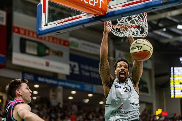 Urald King VET CONCEPT Gladiators Trier, 20 at the basket, Grayson Murphy Telekom Baskets Bonn, 07 watches VET CONCEPT Gladiators Trier vs Telekom Baskets Bonn, Basketball, easy Credit BBL Pokal, Matchday 2, Round of 16, 2025 2026, 17 10 2025 VET CONCEPT Gladiators Trier vs Telekom Baskets Bonn, Basketball, easy Credit BBL Pokal, Matchday 2, Round of 16, 2025 2026, 17 10 2025 Trier Copyright: xEibner-Pressefoto GerhardxWingenx EP_GWR