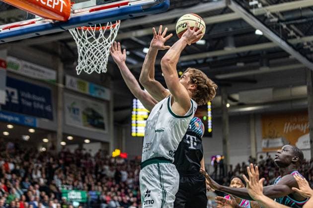 Marco Hollersbacher VET CONCEPT Gladiators Trier, 09 at the basket VET CONCEPT Gladiators Trier vs Telekom Baskets Bonn, Basketball, easy Credit BBL Cup, Matchday 2, Round of 16, 2025 2026, 17 10 2025 VET CONCEPT Gladiators Trier vs Telekom Baskets Bonn, Basketball, easy Credit BBL Cup, Matchday 2, Round of 16, 2025 2026, 17 10 2025 Trier Copyright: xEibner-Pressefoto GerhardxWingenx EP_GWR