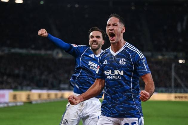 17 10 2025, Football, 2 Bundesliga, Season 2025 2026, Matchday 9, Hannover 96 FC Schalke 04, Nikola Katic FC Schalke 04 , Kenan Karaman FC Schalke 04 xRHR PHOTO YYx Copyright: KROEGER RHR-FOTOx RHR-FOTO YY