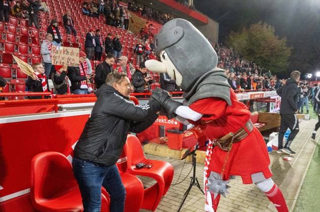 Soccer, Men, Season 2025 2026, 1 Bundesliga 7 Matchday , 1 FC Union Berlin Borussia Mönchengladbach, f l Professional Soccer Managing Director Horst Heldt 1 FC Union Berlin , Mascot Ritter Keule 1 FC Union , 17 10 2025, Copyright: xMatthiasxKochx