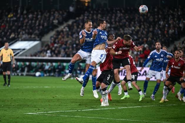 17 10 2025, Football, 2 Bundesliga, Season 2025 2026, Matchday 9, Hannover 96 FC Schalke 04, Ron Schallenberg FC Schalke 04 , Nikola Katic FC Schalke 04 go for the header and then the score is 0 3, xRHR PHOTO YYx Copyright: KROEGER RHR-FOTOx RHR-FOTO YY
