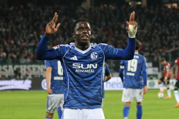 17 10 2025, xmohx, Fußball 2 Bundesliga, Hannover 96 FC Schalke 04 v l Torjubel nach dem Tor zum celebrating the goal celebrate 0 3 durch Christian Gomis FC Schalke 04 DFL DFB REGULATIONS PROHIBIT ANY USE OF PHOTOGRAPHS as IMAGE SEQUENCES and or QUASI VIDEO Hannover