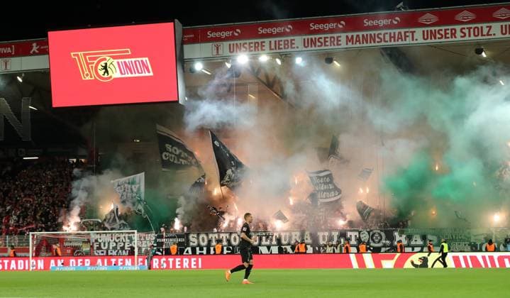 Pyrotechnics, Bengalos, fireworks in Gladbach guest block Sport Fußball Fußball Bundesliga Herren DFL 7 Spieltag Saison 2025 2026 17 10 2025 1 FC Union Berlin FCU vs Borussia Mönchengladbach BMG DFL regulations prohibit any use of photographs as image sequences and or quasi video