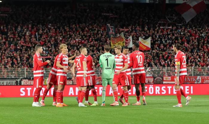 Union team high-fiving before the start of the match Sport Football Soccer Bundesliga Men DFL 7 Matchday Season 2025 2026 17 10 2025 1 FC Union Berlin FCU vs Borussia Mönchengladbach BMG DFL regulations prohibit any use of photographs as image sequences and or quasi video