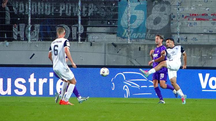 Pressed by Julian Günther Schmidt Aue Arianit Ferati Mannheim scores with this shot to make it 0 1, in front Niklas Hoffmann Mannheim Football 3 Liga 2025 26 FC Erzgebirge Aue SV Waldhof Mannheim on 17 10 2025 Erzgebirge Aue Waldhof Mannheim