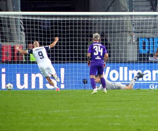 Felix Lohkemper Mannheim celebrates the goal of Arianit Ferati Mannheim, not in the picture to 0 2, on the ground goalkeeper Martin Männel Aue , in front Marvin Stefaniak Aue Football 3 League 2025 26 FC Erzgebirge Aue SV Waldhof Mannheim on 17 10 2025 Erzgebirge Aue Waldhof Mannheim