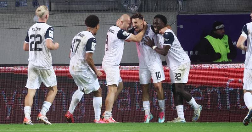 Aue, 17 10 2025, Erzgebirgsstadion, Fußball, 3 Liga, 11 Spieltag FC Erzgebirge Aue vs SV Waldhof Mannheim , Im Bild Tor für Mannheim Arianit Ferati 10, Mannheim Treffer zum 0 2 und jubiert mit den Teamkollegen , Nur für journalistische Zwecke Only for editorial use , DFB DFL regulations prohibit any use of photographs as image sequences and or quasi video , Picture Point