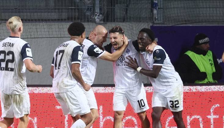 Aue, 17 10 2025, Erzgebirgsstadion, Fußball, 3 Liga, 11 Spieltag FC Erzgebirge Aue vs SV Waldhof Mannheim , Im Bild Tor für Mannheim Arianit Ferati 10, Mannheim Treffer zum 0 2 und jubiert mit den Teamkollegen , Nur für journalistische Zwecke Only for editorial use , DFB DFL regulations prohibit any use of photographs as image sequences and or quasi video , Picture Point
