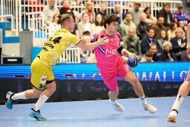 Krischa Leis TSV Bayer Dormagen, 7 vs Niklas Ingenpaß HSG Krefeld Niederrhein 55 , Jörn Persson HSG Krefeld Niederrhein 34 GER, TSV Bayer Dormagen vs HSG Krefeld Niederrhein, Handball, Handball Bundesliga, Saison 2024 2025, 17 10 2025 GER, TSV Bayer Dormagen vs HSG Krefeld Niederrhein, Handball, Handball Bundesliga, Saison 2024 2025, 17 10 2025 Dormagen Copyright: xEibner-Pressefoto xFrancescoxConx