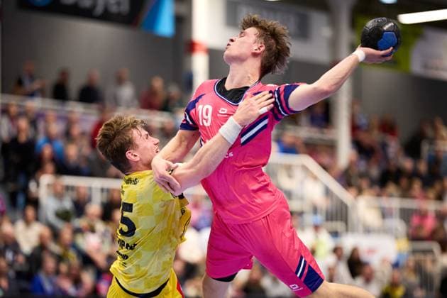 Finn Schroven TSV Bayer Dormagen, 19 vs Niklas Ingenpaß HSG Krefeld Niederrhein 55 GER, TSV Bayer Dormagen vs HSG Krefeld Niederrhein, Handball, Handball Bundesliga, Season 2024 2025, 17 10 2025 GER, TSV Bayer Dormagen vs HSG Krefeld Niederrhein, Handball, Handball Bundesliga, Season 2024 2025, 17 10 2025 Dormagen Copyright: xEibner-Pressefoto xFrancescoxConx