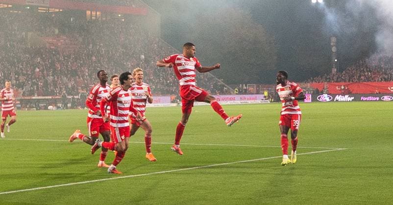 17 10 2025, Football, GER, Men, 1 Bundesliga, DFL, Matchday 7, 1 FC Union Berlin Borussia Mönchengladbach The players of 1 FC Union Berlin celebrate the goal to 1 0 Goalscorer Ilyas Ansah 1 FC Union Berlin, 2 v re Berlin Stadion An der Alten Förtserei Berlin Germany