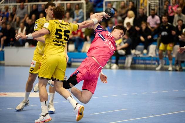 Max Schmidt TSV Bayer Dormagen, 34 vs Niklas Ingenpaß HSG Krefeld Niederrhein 55 GER, TSV Bayer Dormagen vs HSG Krefeld Niederrhein, Handball, Handball Bundesliga, Season 2024 2025, 17 10 2025 GER, TSV Bayer Dormagen vs HSG Krefeld Niederrhein, Handball, Handball Bundesliga, Season 2024 2025, 17 10 2025 Dormagen Copyright: xEibner-Pressefoto xFrancescoxConx