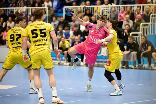 Luca Krist TSV Bayer Dormagen, 2 vs Niklas Ingenpaß HSG Krefeld Niederrhein 55 , Matija Mircic HSG Krefeld Niederrhein 97 GER, TSV Bayer Dormagen vs HSG Krefeld Niederrhein, Handball, Handball Bundesliga, Saison 2024 2025, 17 10 2025 GER, TSV Bayer Dormagen vs HSG Krefeld Niederrhein, Handball, Handball Bundesliga, Saison 2024 2025, 17 10 2025 Dormagen Copyright: xEibner-Pressefoto xFrancescoxConx