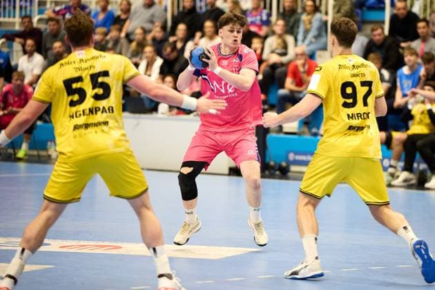 Luca Krist TSV Bayer Dormagen, 2 vs Niklas Ingenpaß HSG Krefeld Niederrhein 55 , Matija Mircic HSG Krefeld Niederrhein 97 GER, TSV Bayer Dormagen vs HSG Krefeld Niederrhein, Handball, Handball Bundesliga, Saison 2024 2025, 17 10 2025 GER, TSV Bayer Dormagen vs HSG Krefeld Niederrhein, Handball, Handball Bundesliga, Saison 2024 2025, 17 10 2025 Dormagen Copyright: xEibner-Pressefoto xFrancescoxConx