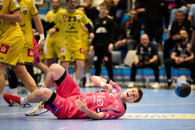 Jan Schmidt TSV Bayer Dormagen, 42 vs Mike Schulz HSG Krefeld Niederrhein 23 GER, TSV Bayer Dormagen vs HSG Krefeld Niederrhein, Handball, Handball Bundesliga, Season 2024 2025, 17 10 2025 GER, TSV Bayer Dormagen vs HSG Krefeld Niederrhein, Handball, Handball Bundesliga, Season 2024 2025, 17 10 2025 Dormagen Copyright: xEibner-Pressefoto xFrancescoxConx