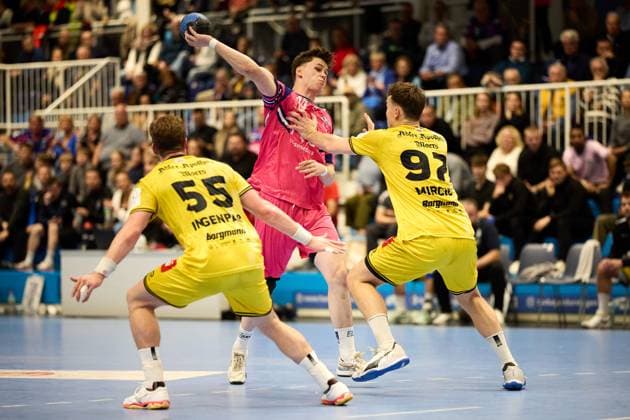 Max Schmidt TSV Bayer Dormagen, 34 vs Niklas Ingenpaß HSG Krefeld Niederrhein 55 , Matija Mircic HSG Krefeld Niederrhein 97 GER, TSV Bayer Dormagen vs HSG Krefeld Niederrhein, Handball, Handball Bundesliga, Saison 2024 2025, 17 10 2025 GER, TSV Bayer Dormagen vs HSG Krefeld Niederrhein, Handball, Handball Bundesliga, Saison 2024 2025, 17 10 2025 Dormagen Copyright: xEibner-Pressefoto xFrancescoxConx