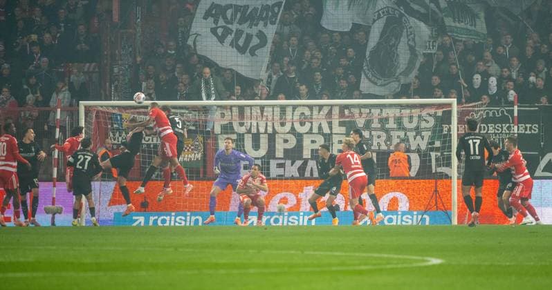 Soccer, Men, Season 2025 2026, 1 Bundesliga 7 Matchday , 1 FC Union Berlin Borussia Mönchengladbach, Danilho Doekhi 5, red, 1 FC Union scores the goal for 1 0 against Marvin Friedrich 5, Borussia Mönchengladbach and goalkeeper Moritz Nicolas Borussia Mönchengladbach , 17 10 2025, Copyright: xMatthiasxKochx