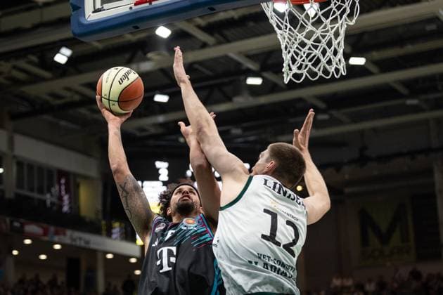 easyCredit BBL Cup, VET CONCEPT Gladiators Trier vs Telekom Baskets Bonn, 17 10 2025 Michael Kessens Telekom Baskets Bonn 6 and Marten Linßen VET CONCEPT GLADIATORS TRIER 12 easyCredit BBL Cup, VET CONCEPT Gladiators Trier vs Telekom Baskets Bonn, 17 10 2025, SWT Arena Trier Copyright: xBEAUTIFULxSPORTS Derixx