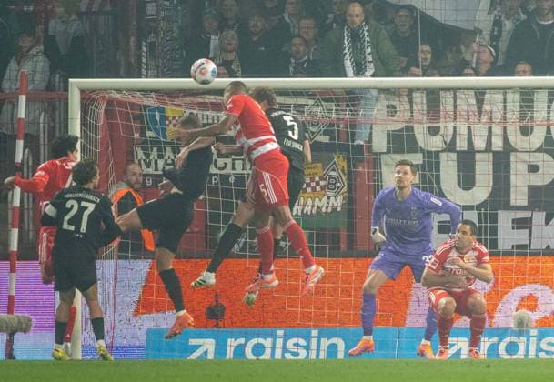 Soccer, Men, Season 2025 2026, 1 Bundesliga 7 Matchday , 1 FC Union Berlin Borussia Mönchengladbach, Danilho Doekhi 5, red, 1 FC Union scores the goal for 1 0 against Marvin Friedrich 5, Borussia Mönchengladbach and goalkeeper Moritz Nicolas Borussia Mönchengladbach , 17 10 2025, Copyright: xMatthiasxKochx