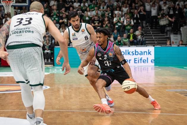 easyCredit BBL Cup, VET CONCEPT Gladiators Trier vs Telekom Baskets Bonn, 17 10 2025 Zachery Cooks Telekom Baskets Bonn 3 and Behnam Yakhchali Dehkordi VET CONCEPT GLADIATORS TRIER 8 easyCredit BBL Cup, VET CONCEPT Gladiators Trier vs Telekom Baskets Bonn, 17 10 2025, SWT Arena Trier Copyright: xBEAUTIFULxSPORTS Derixx