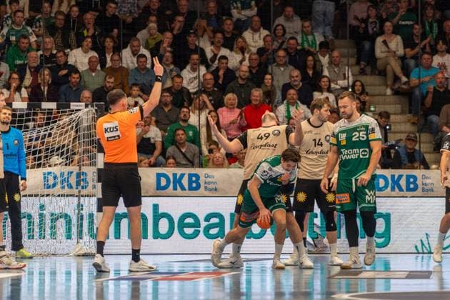 Aron Seesing Bergischer HC, 49 is subsequently shown the red card for this foul, Frisch Auf Goeppingen vs Bergischer HC, Handball, Bundesliga, Matchday 09, Season 2025 2026, 17 10 2025, Frisch Auf Goeppingen vs Bergischer HC, Handball, Bundesliga, Matchday 09, Season 2025 2026, 17 10 2025 Goeppingen Copyright: xEibner-Pressefoto MaxxVogelx EP_MVL