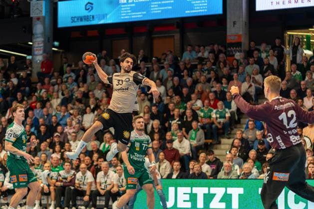 Eloy Morante Maldonado Bergischer HC, 33 and Kristian Saeveras Frisch Auf Goeppingem, 12 , Frisch Auf Goeppingen vs Bergischer HC, Handball, Bundesliga, 09 Matchday, Season 2025 2026, 17 10 2025, Frisch Auf Goeppingen vs Bergischer HC, Handball, Bundesliga, 09 Matchday, Season 2025 2026, 17 10 2025 Goeppingen Copyright: xEibner-Pressefoto MaxxVogelx EP_MVL