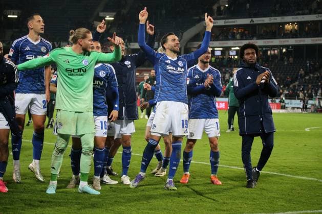 17 10 2025, xmohx, Fußball 2 Bundesliga, Hannover 96 FC Schalke 04 v l Jubel, Freude über den Sieg Loris Karius FC Schalke 04 Kenan Karaman FC Schalke 04 DFL DFB REGULATIONS PROHIBIT ANY USE OF PHOTOGRAPHS as IMAGE SEQUENCES and or QUASI VIDEO Hannover