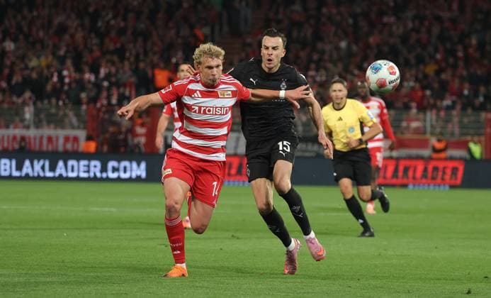 Leopold Querfeld, Haris Tabakovic Zweikampf Spielzene Action Sport Fußball Fußball Bundesliga Herren DFL 7 Spieltag Saison 2025 2026 17 10 2025 1 FC Union Berlin FCU vs Borussia Mönchengladbach BMG DFL regulations prohibit any use of photographs as image sequences and or quasi video